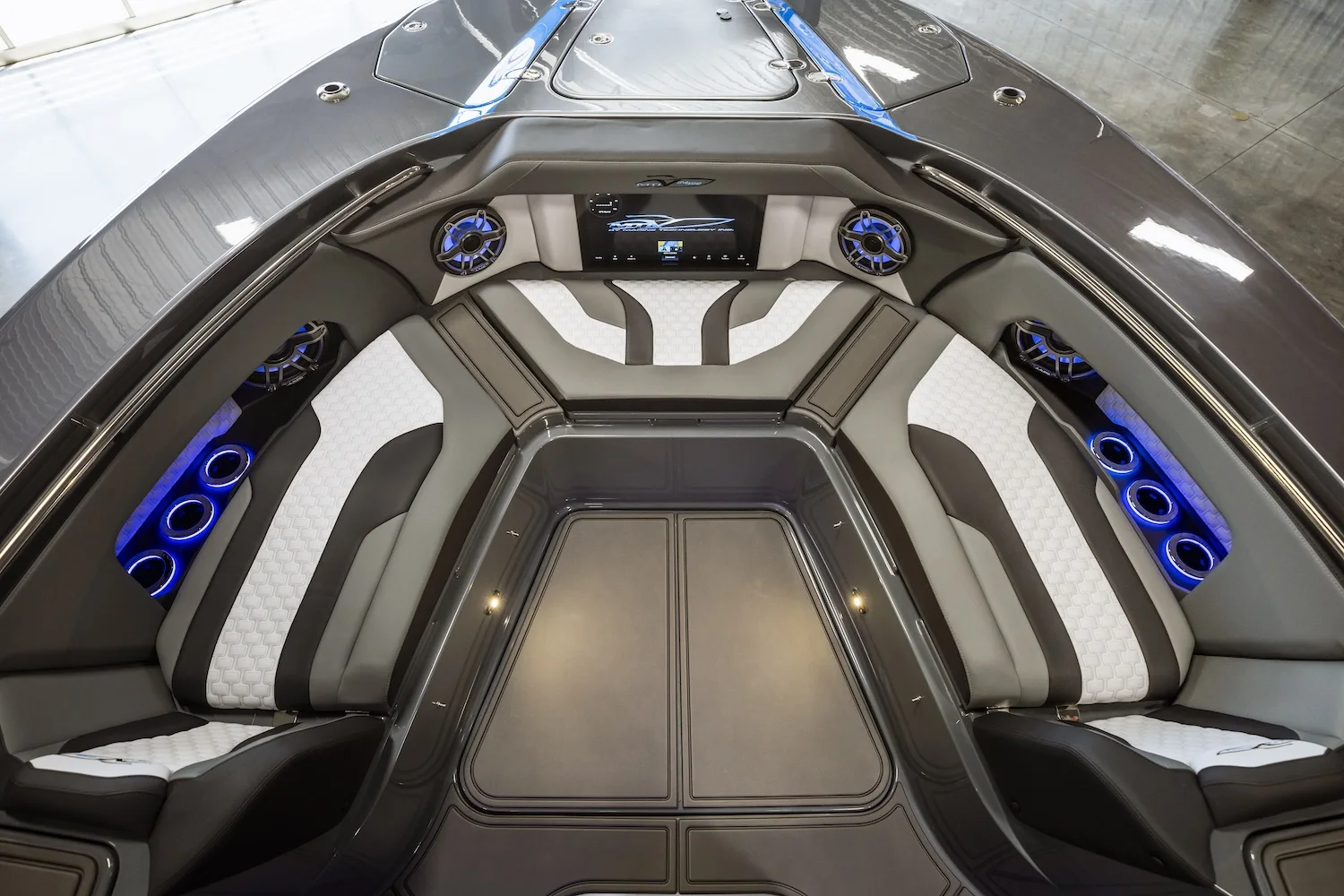 Cockpit and seating layout of an MTI performance boat